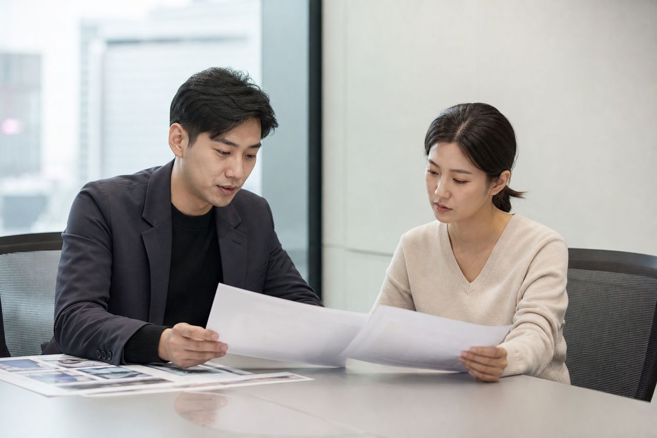 개인회생 신청 전 채권자가 소송 걸면 어떻게 되나요? 관련 전문가 상담·서류 검토 장면