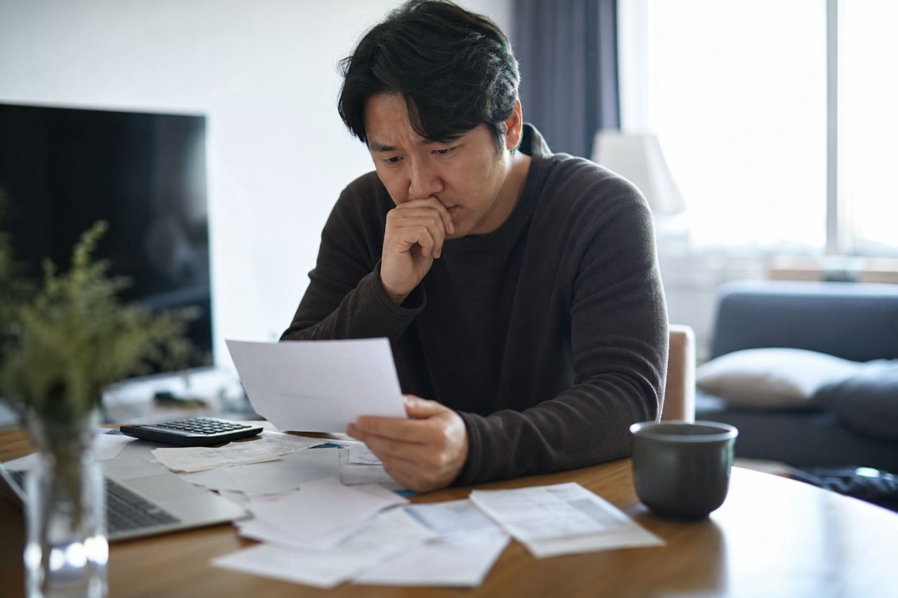 개인회생 신청자격, 내 소득과 채무로 가능한지 확인하는 순서 관련 상황을 보여주는 이미지 — 서류를 검토하는 모습