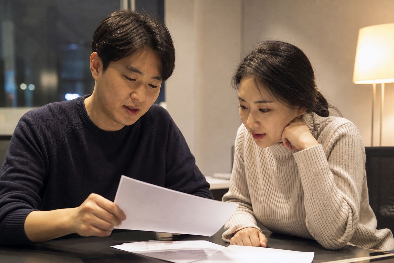 직장인 개인회생, 급여 소득자가 준비할 소득 자료 관련 전문가 상담·서류 검토 장면