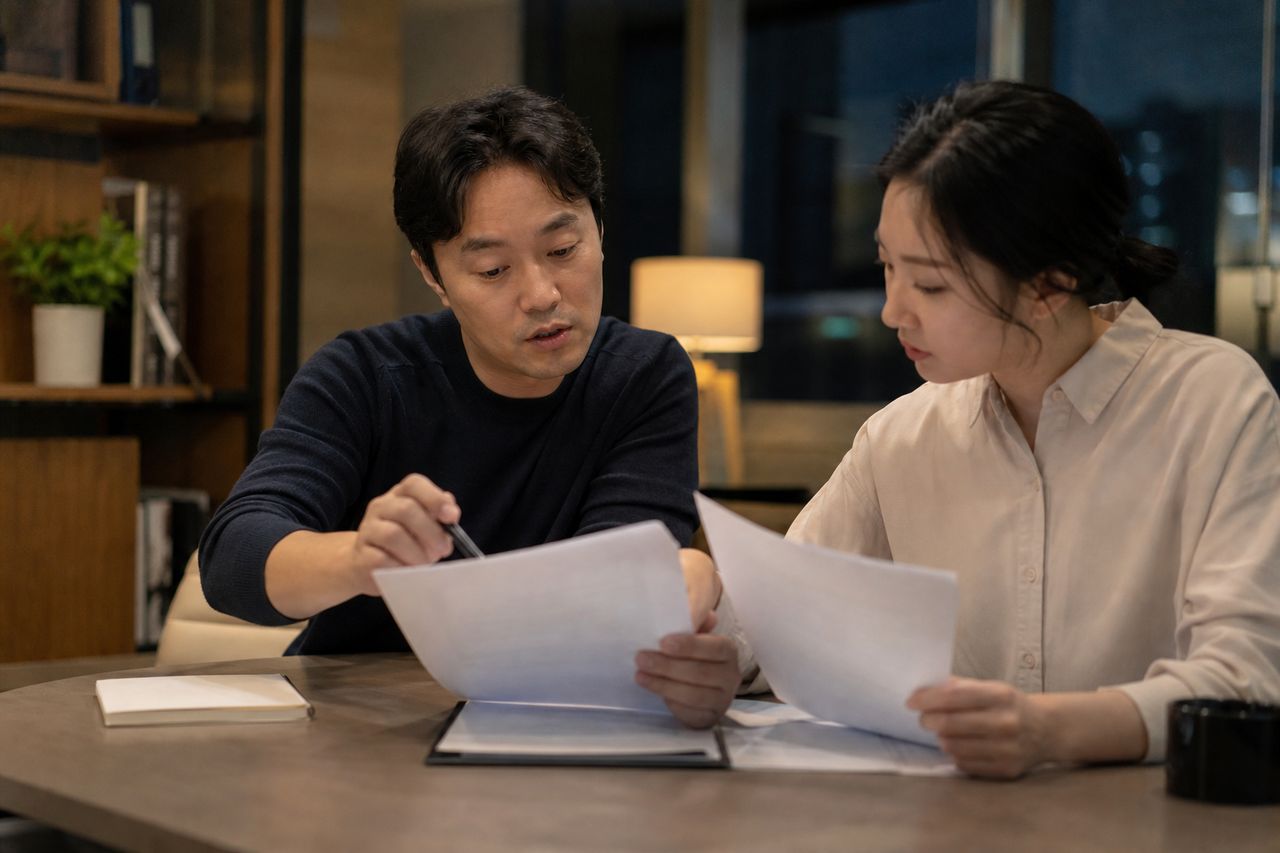 개인회생 자격, 채무 한도를 넘는지부터 확인하기 관련 전문가 상담·서류 검토 장면