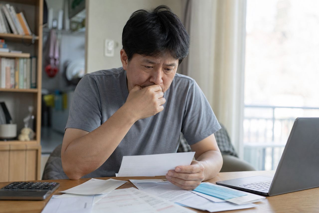 채권추심 대응, 독촉 전화와 방문을 받을 때 확인할 것 관련 상황을 보여주는 이미지 — 서류를 검토하는 모습