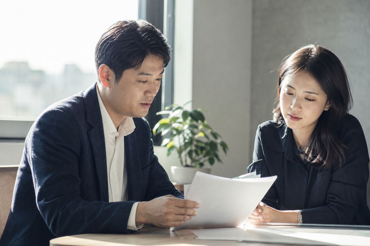 채권추심 대응, 독촉 전화와 방문을 받을 때 확인할 것 관련 전문가 상담·서류 검토 장면