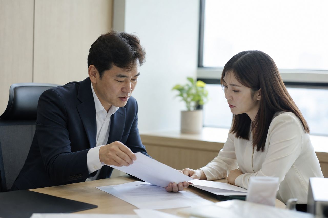 개인회생 중 이직, 직장이나 소득이 바뀌면 해야 할 일 관련 전문가 상담·서류 검토 장면