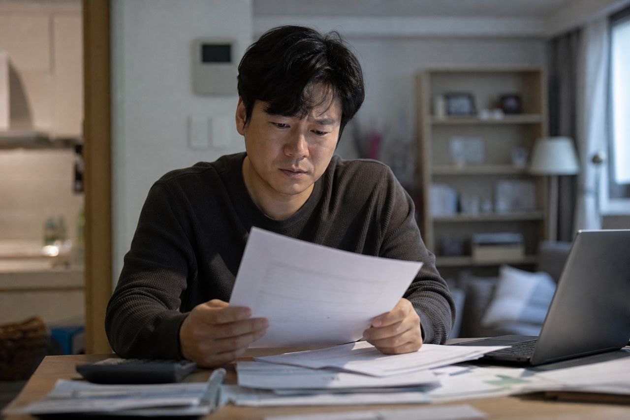 개인회생 상담 후 결정, 상담 전에 정리할 질문 관련 상황을 보여주는 이미지 — 서류를 검토하는 모습