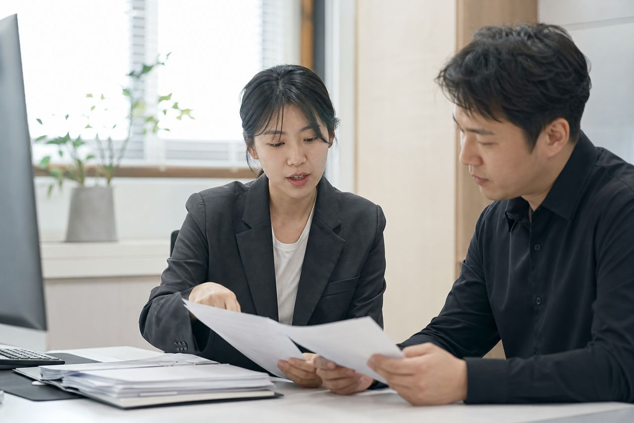개인회생 진행상황 문의, 자주 묻는 질문 정리 관련 전문가 상담·서류 검토 장면