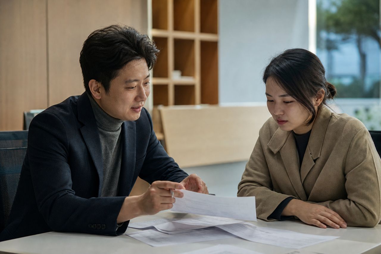 상가 분양권 계약해제 불가, 개인회생 또는 개인파산으로 처리하는 법｜상가·오피스텔 중도금 채무 해결 관련 전문가 상담·서류 검토 장면