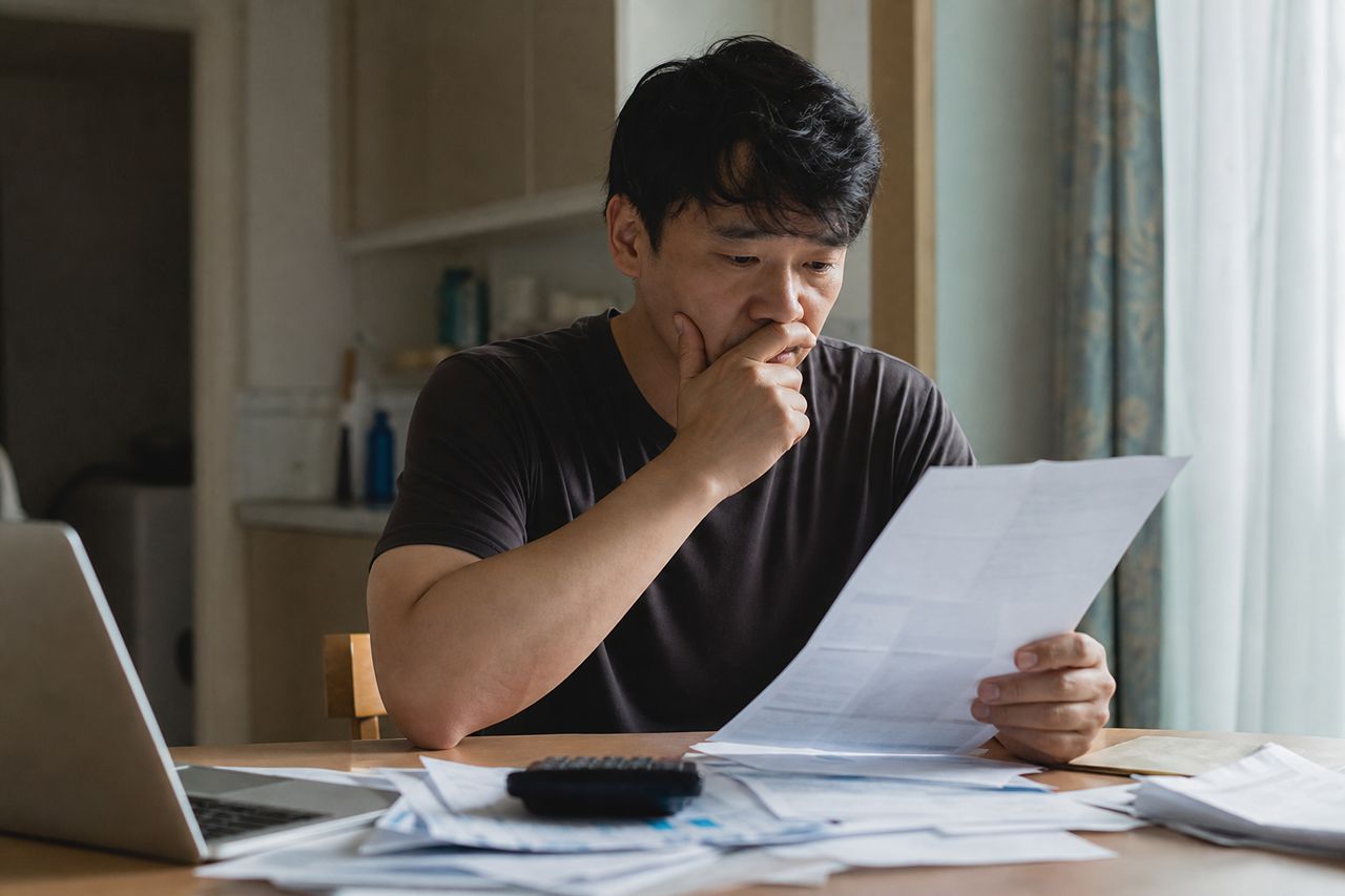 중도금 연체 3개월, 시행사가 해제 가능할까? 판례로 본 기준 관련 상황을 보여주는 이미지 — 서류를 검토하는 모습