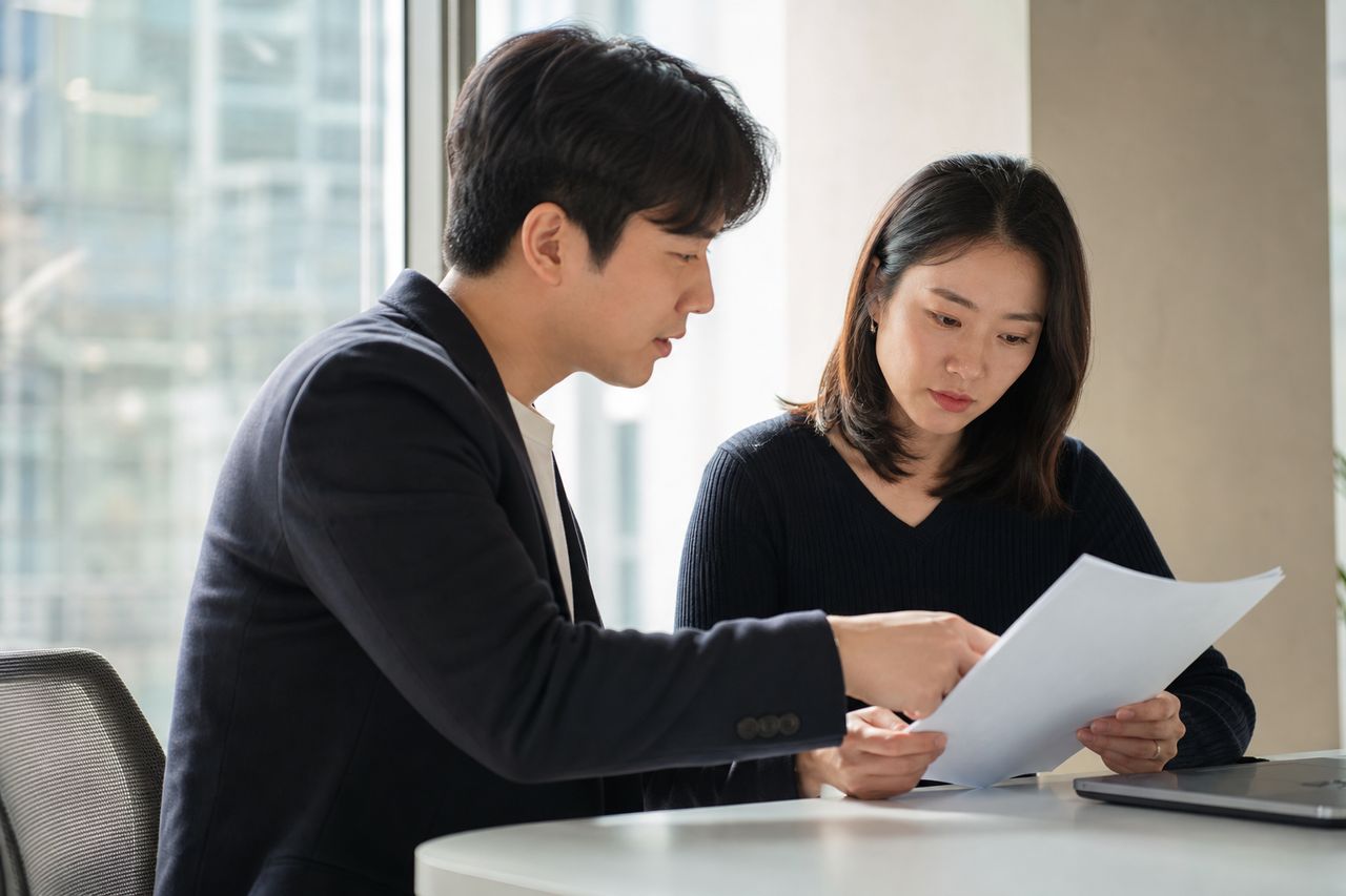 맞벌이 부부 한쪽만 회생 넣었는데 배우자 신용·주택담보대출에 불똥 튀나 — 30대 간호사 부부 T씨 사례로 본 공동명의 리스크 3가지 관련 전문가 상담·서류 검토 장면