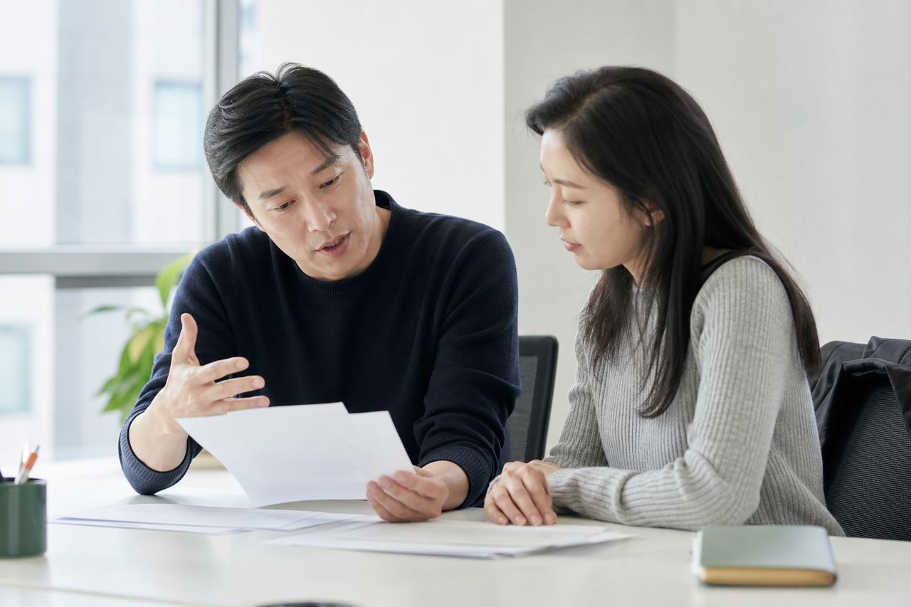 월세 75만 원 내는 비혼 직장인 H씨, 서울회생법원 추가주거비 확대 적용 후 변제금이 얼마나 줄었나 — 2026년 1권역·4권역 차등 인정액 직접 계산해보기 관련 전문가 상담·서류 검토 장면