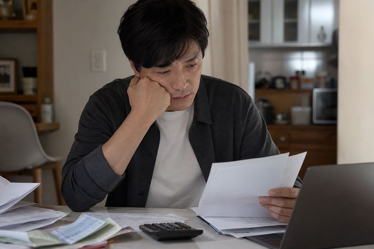 두 번째 회생 재신청에서 법원이 금지명령을 기각하는 3가지 패턴 — 첫 번째와 달리 '소명 진술서'가 결정적인 이유 관련 상황을 보여주는 이미지 — 서류를 검토하는 모습