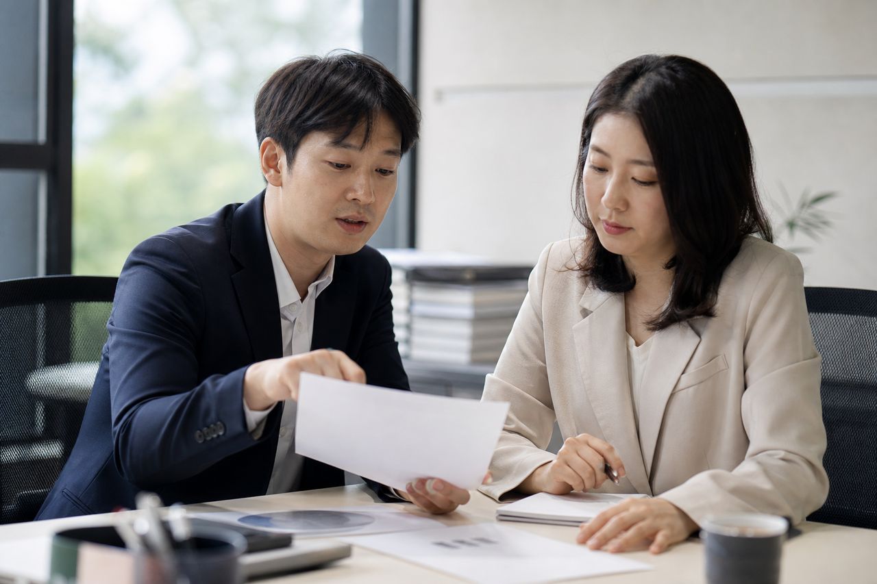 대법원 2025다215248 판결로 오피스텔·지산 분양권해제 문이 열렸다 — '위반의 중대성 불문' 약정해제 조항 문언 그대로 해석, 24세 사회초년생이 계약서 어느 조항 확인해야 해제권 생기나 관련 전문가 상담·서류 검토 장면