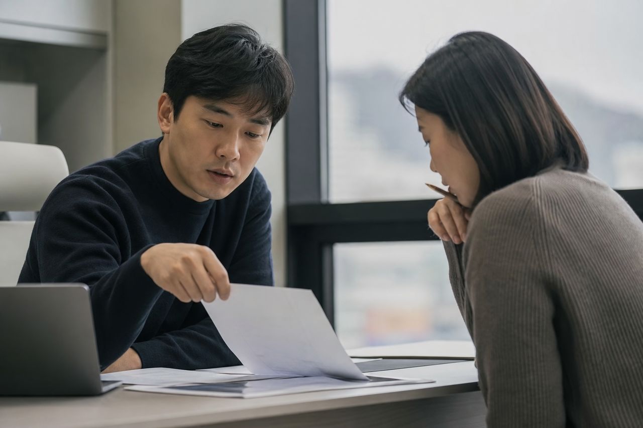 분양권 개인회생, 계약해지까지 가능할까? 관련 전문가 상담·서류 검토 장면