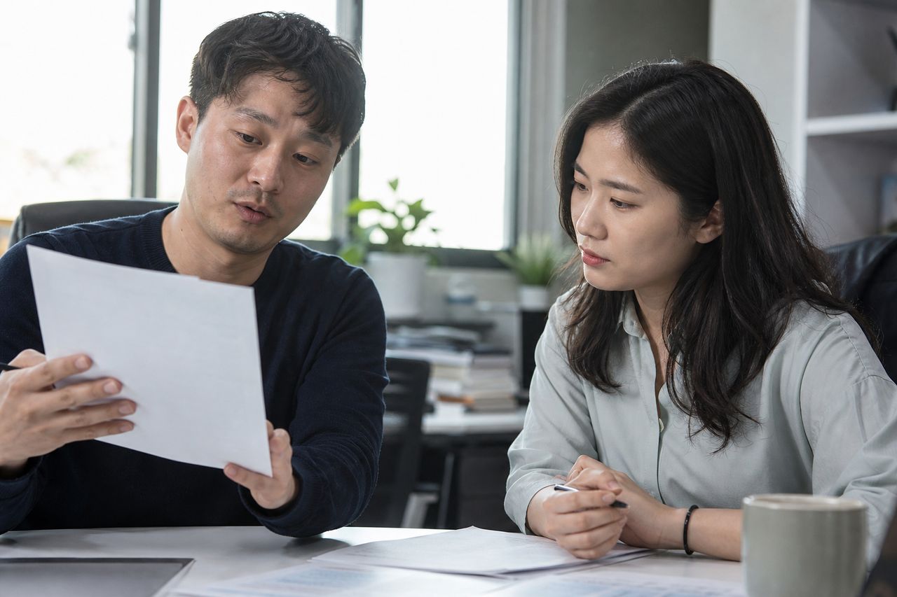 개인회생 신청절차 관련 전문가 상담·서류 검토 장면