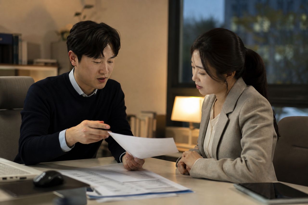 대구개인회생 관련 전문가 상담·서류 검토 장면