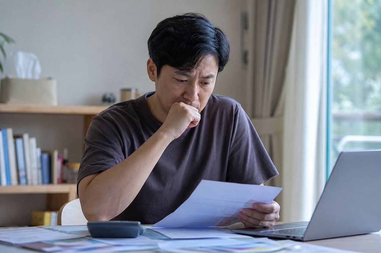 대구개인회생 관련 상황을 보여주는 이미지 — 서류를 검토하는 모습