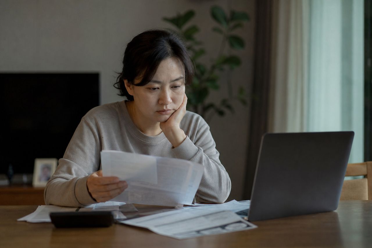 창원개인회생 관련 상황을 보여주는 이미지 — 서류를 검토하는 모습