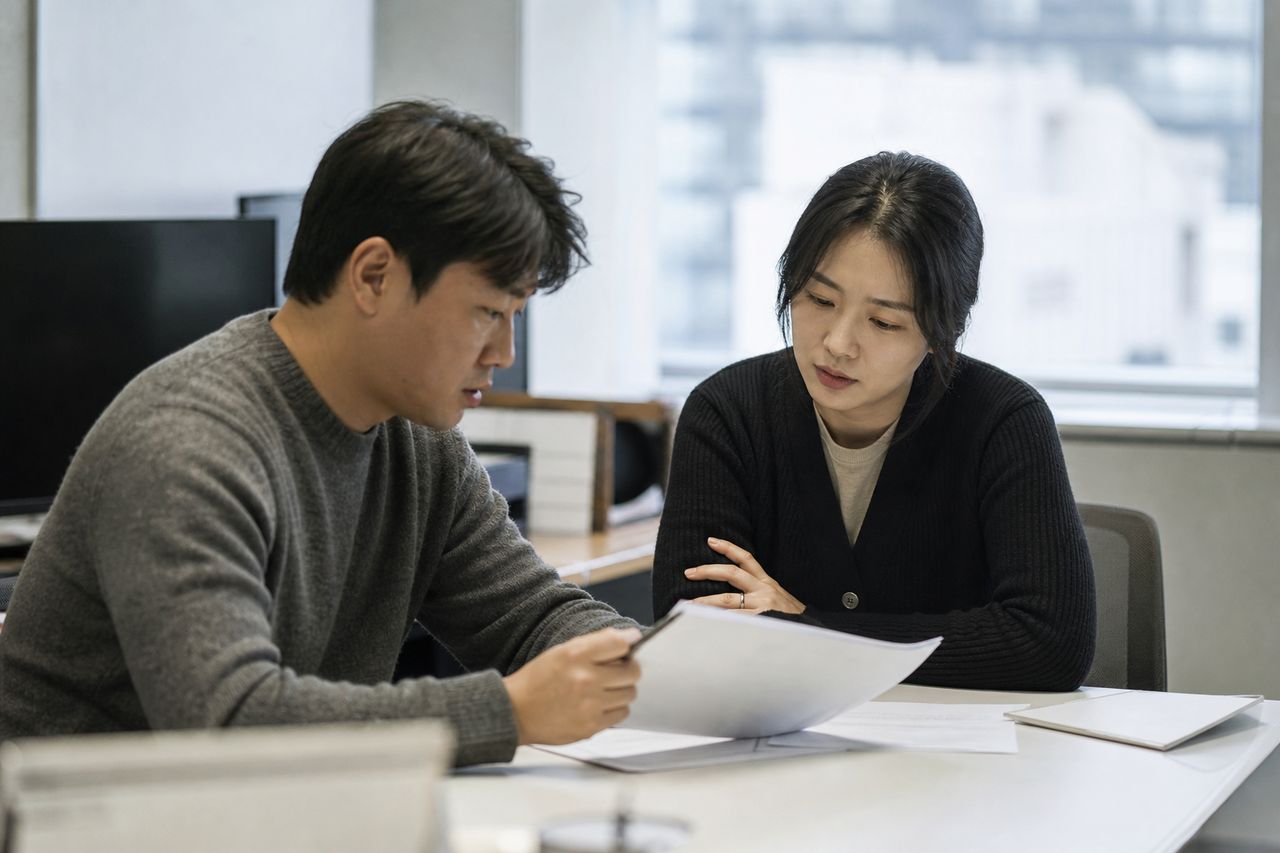 창원개인회생 관련 전문가 상담·서류 검토 장면