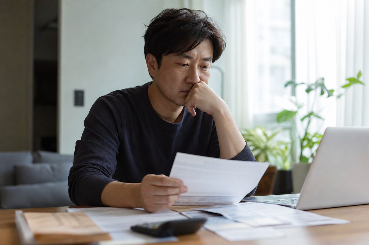 분양해지하면 부동산 계약금 돌려받을 수 있을까? 관련 상황을 보여주는 이미지 — 서류를 검토하는 모습