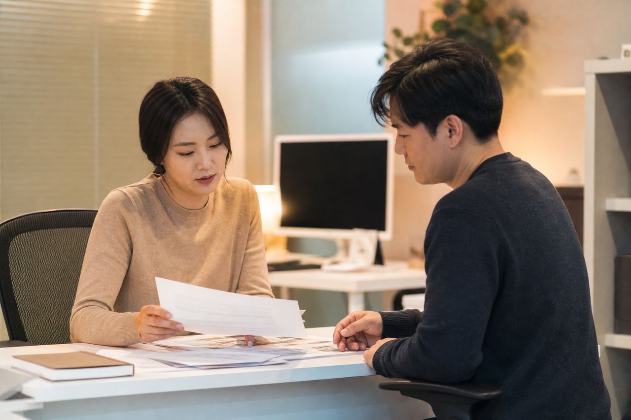 회사 IT팀 재직 중 선물·레버리지 손실 1억 3,000만 원, 개인회생코인 채무를 '사행성'으로 분류하면 기각된다는 말이 사실인지 — 서울회생법원 실무준칙이 가상화폐 손실을 청산가치에서 제외하는 조건과 34세 직장인이 보정명령 받기 전 챙겨야 할 거래소 내역 3가지 관련 전문가 상담·서류 검토 장면