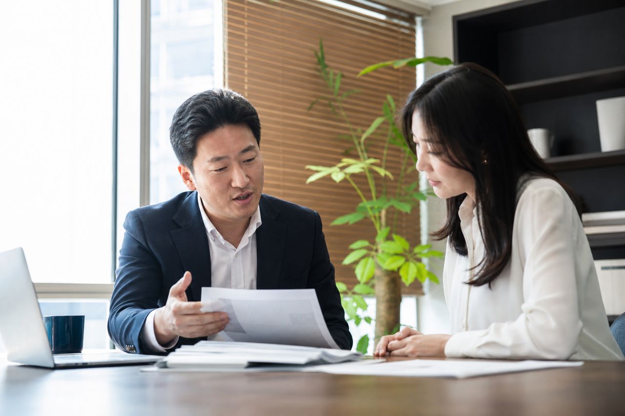 개인회생신청자격 관련 전문가 상담·서류 검토 장면