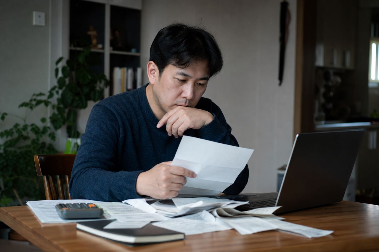 급여 압류 통보 받은 다음 날 개인회생신청방법 알아봤더니 — 인지대 2만7천 원·송달료 46만 원·수임료 200~400만 원, '총비용'으로 비교해야 속지 않는 이유 관련 상황을 보여주는 이미지 — 서류를 검토하는 모습