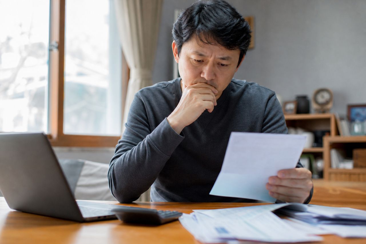 마이너스통장·주식담보대출 합산 8,500만 원, 23세 사회초년생의 주식투자 개인회생 — '사행성 투자'라 기각된다는 말 때문에 6개월 버텼더니 압류까지 왔다, 보정명령 받기 전 가능한 타이밍과 불가능한 타이밍 관련 상황을 보여주는 이미지 — 서류를 검토하는 모습