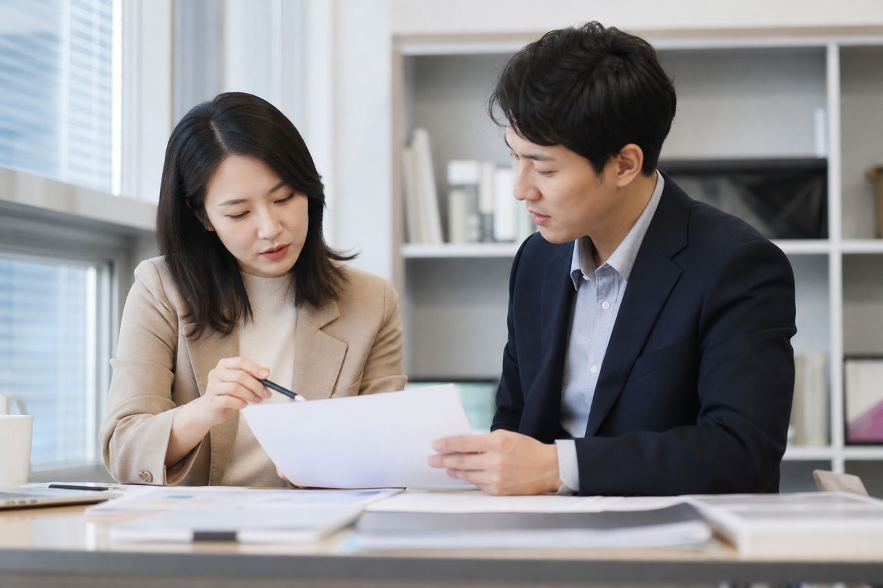 학자금·카드 합산 5,200만 원, 취업 첫해 연체 시작한 27세 개인회생 성공 사례 — 2026년 보험 해약환급금 면제 한도 250만 원 상향이 사회초년생 청산가치 계산에서 실제로 유리해지는 이유 관련 전문가 상담·서류 검토 장면