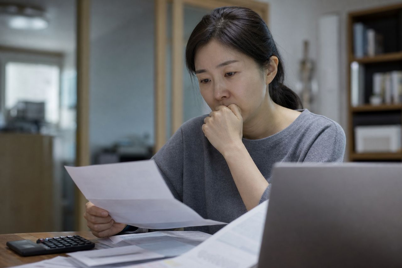 개인회생장점 관련 상황을 보여주는 이미지 — 서류를 검토하는 모습