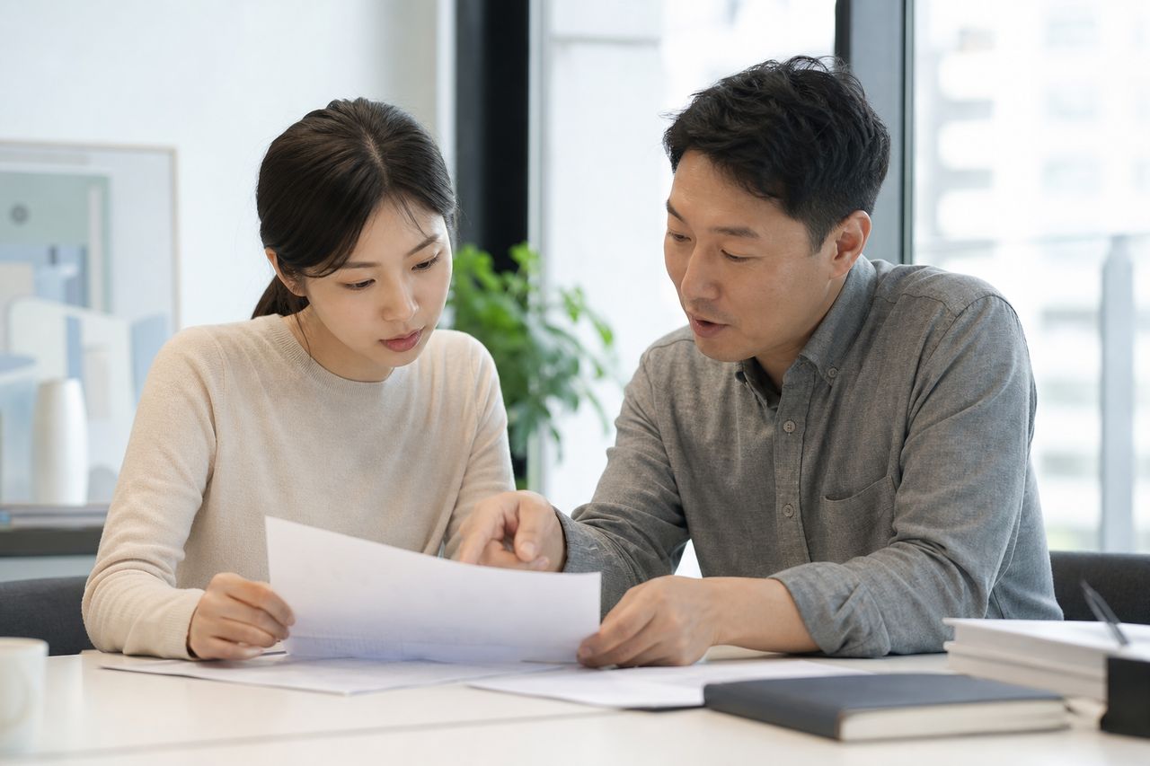 통장 압류 문자 받은 인천 남동구 38세 IT 계약직 — 인천 개인회생신청자격 따질 때 '비정규직 소득'을 회생법원이 인정하는 기준과 금지명령 신청까지 14일 골든타임 관련 전문가 상담·서류 검토 장면