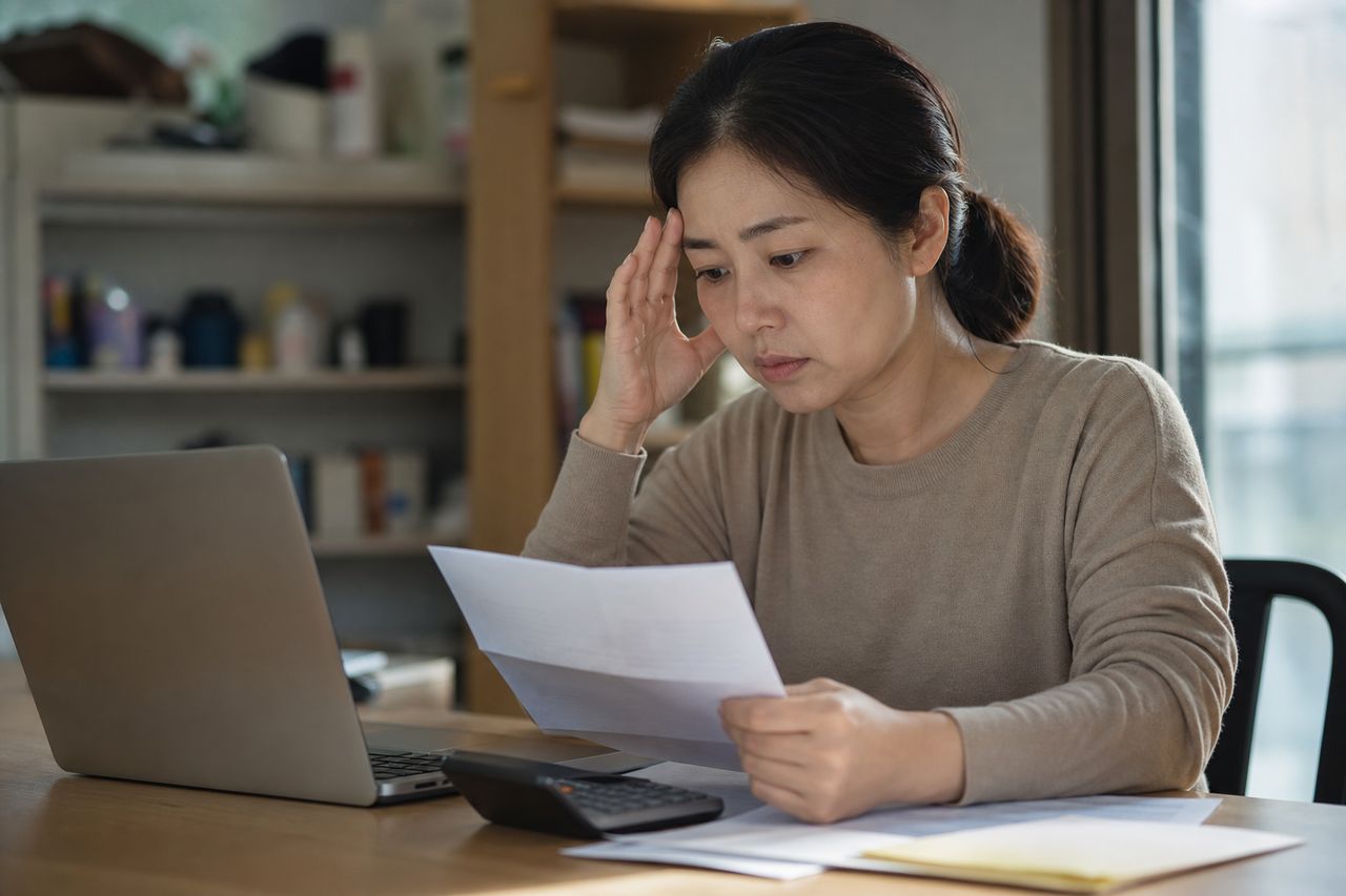 인천지방법원 vs 서울회생법원, 인천개인회생상담 받기 전 '관할 선택'이 변제금 수백만 원 가르는 이유 — 배우자 명의 아파트가 있는 40대 IT 팀장이 먼저 따져야 할 청산가치 산정 기준 차이 관련 상황을 보여주는 이미지 — 서류를 검토하는 모습