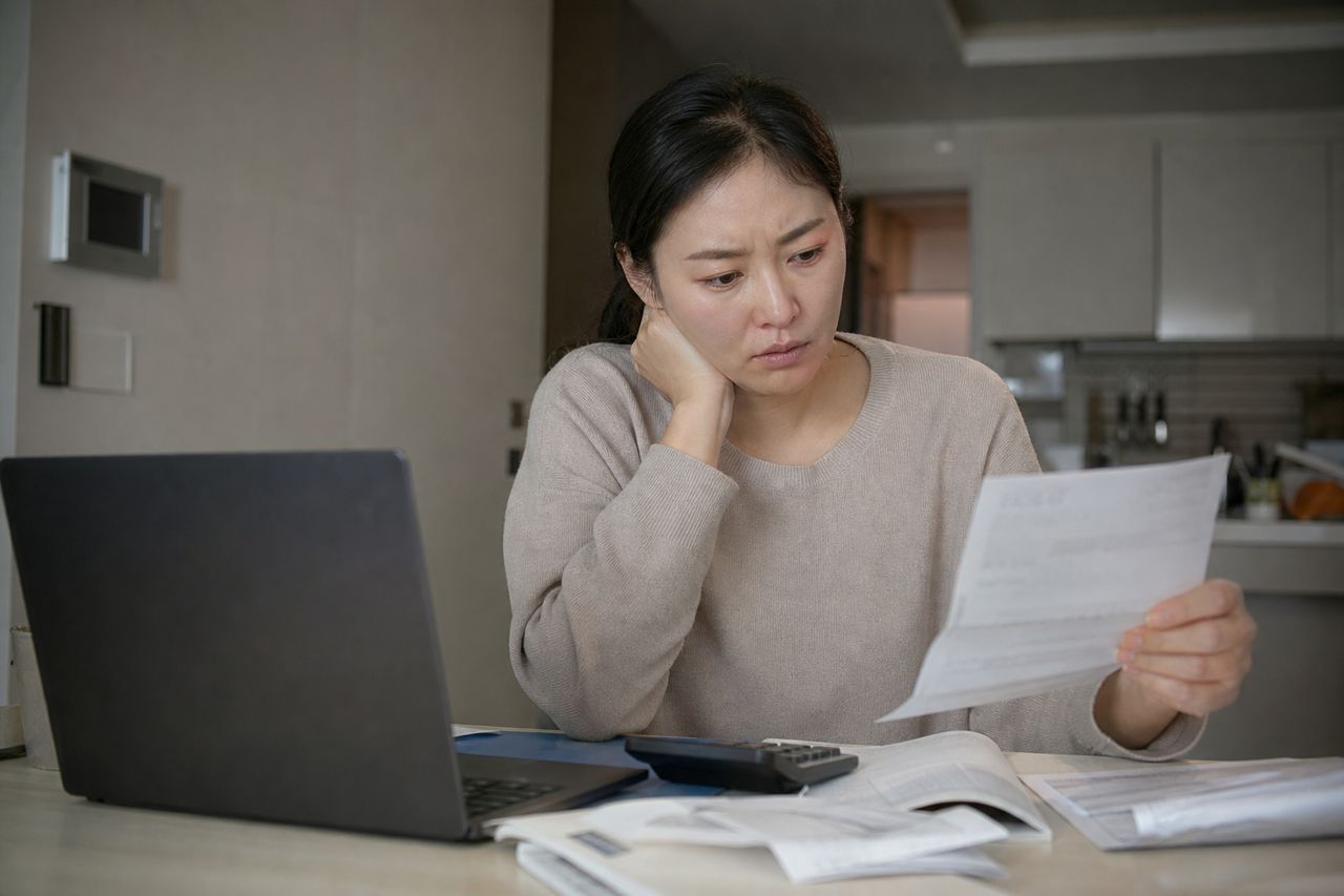 일용직 개인회생신청 관련 상황을 보여주는 이미지 — 서류를 검토하는 모습