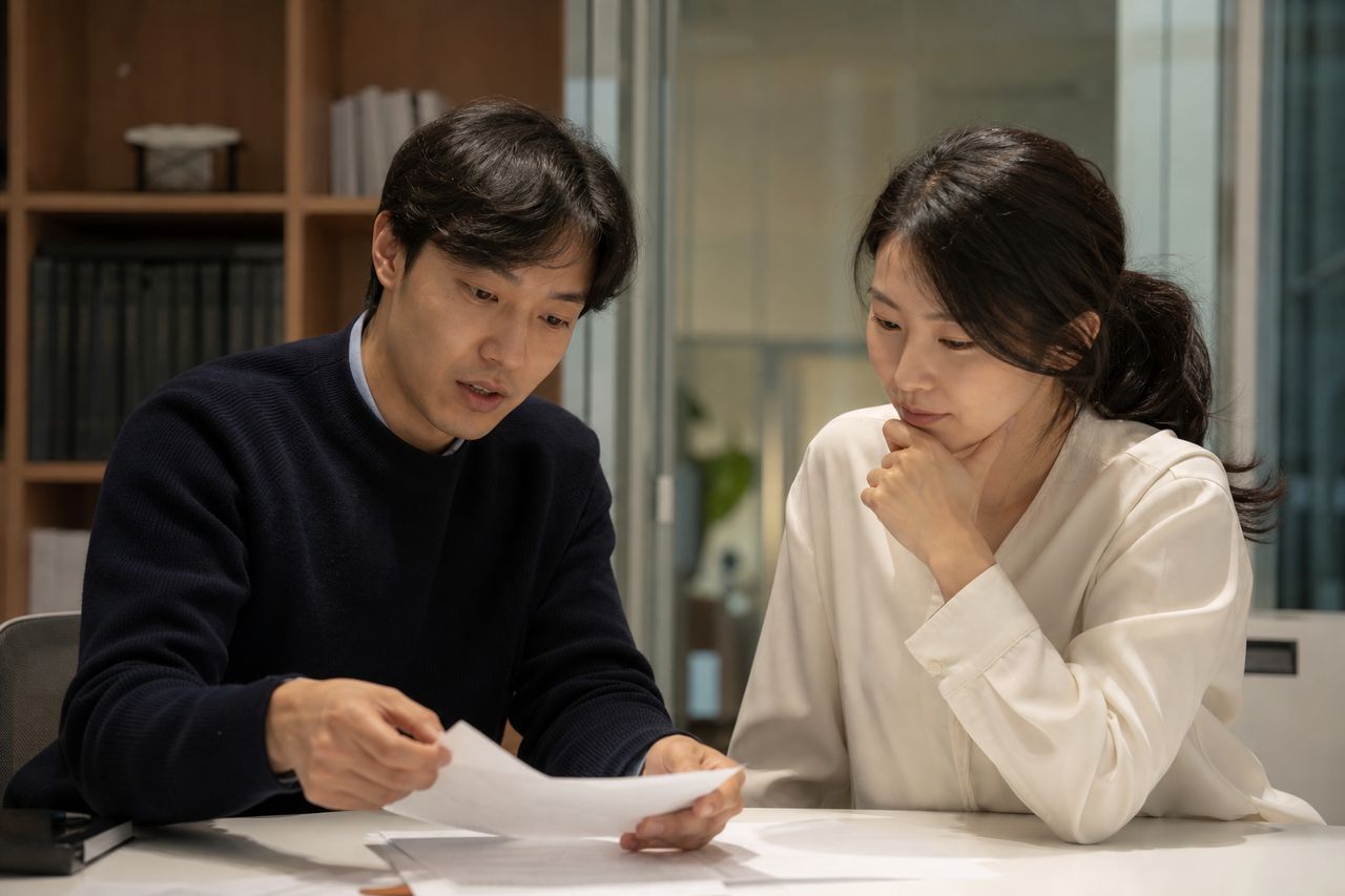 배달기사 개인회생신청 관련 전문가 상담·서류 검토 장면