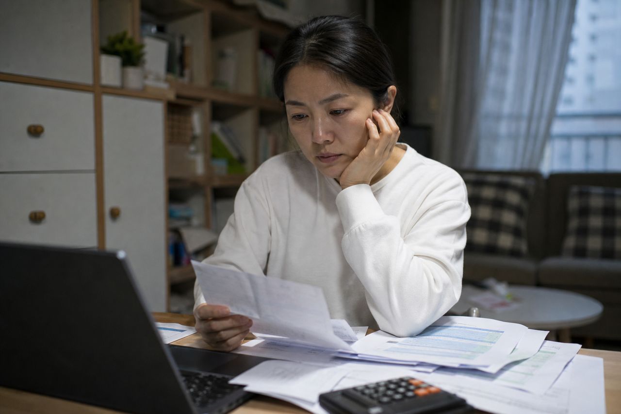 보험설계사 개인회생신청 관련 상황을 보여주는 이미지 — 서류를 검토하는 모습