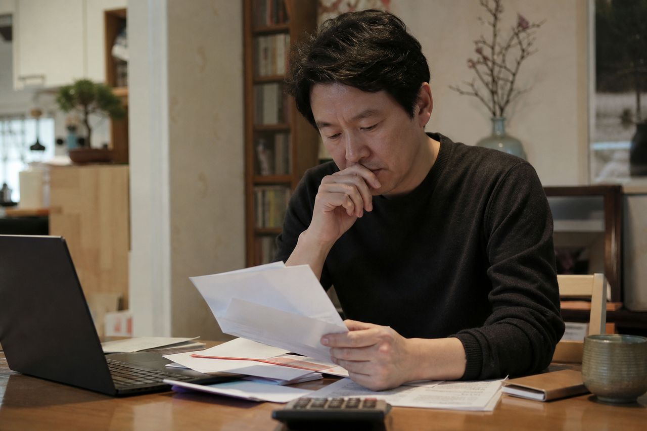 자영업자 개인회생신청 관련 상황을 보여주는 이미지 — 서류를 검토하는 모습