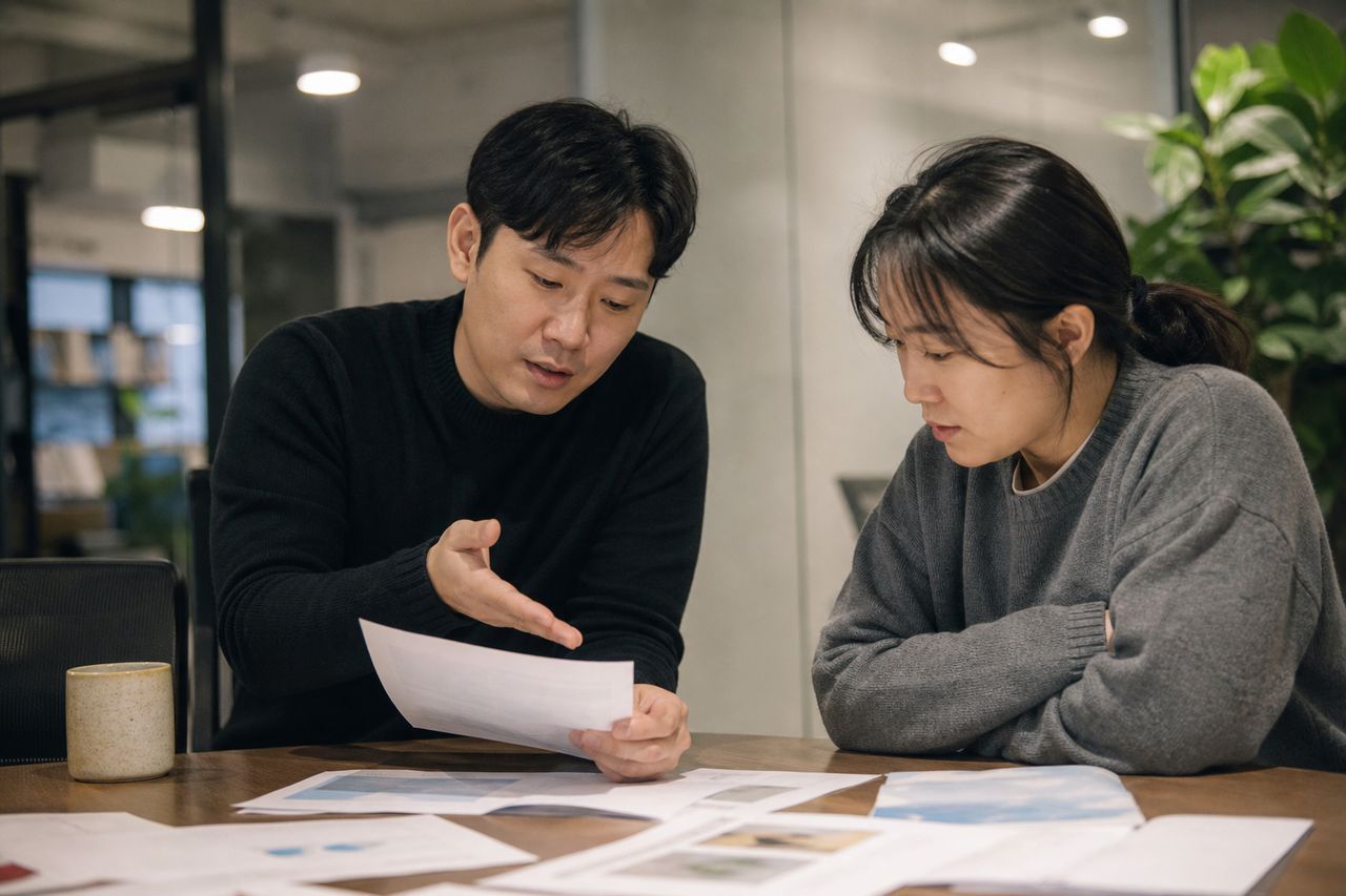 자영업자 개인회생신청 관련 전문가 상담·서류 검토 장면
