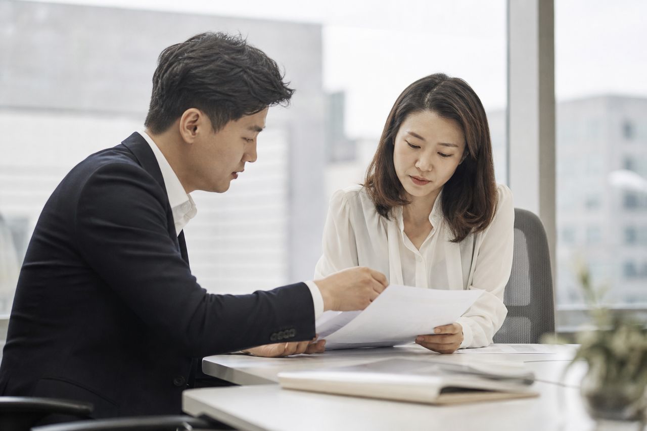 대출빚 개인회생신청 관련 전문가 상담·서류 검토 장면