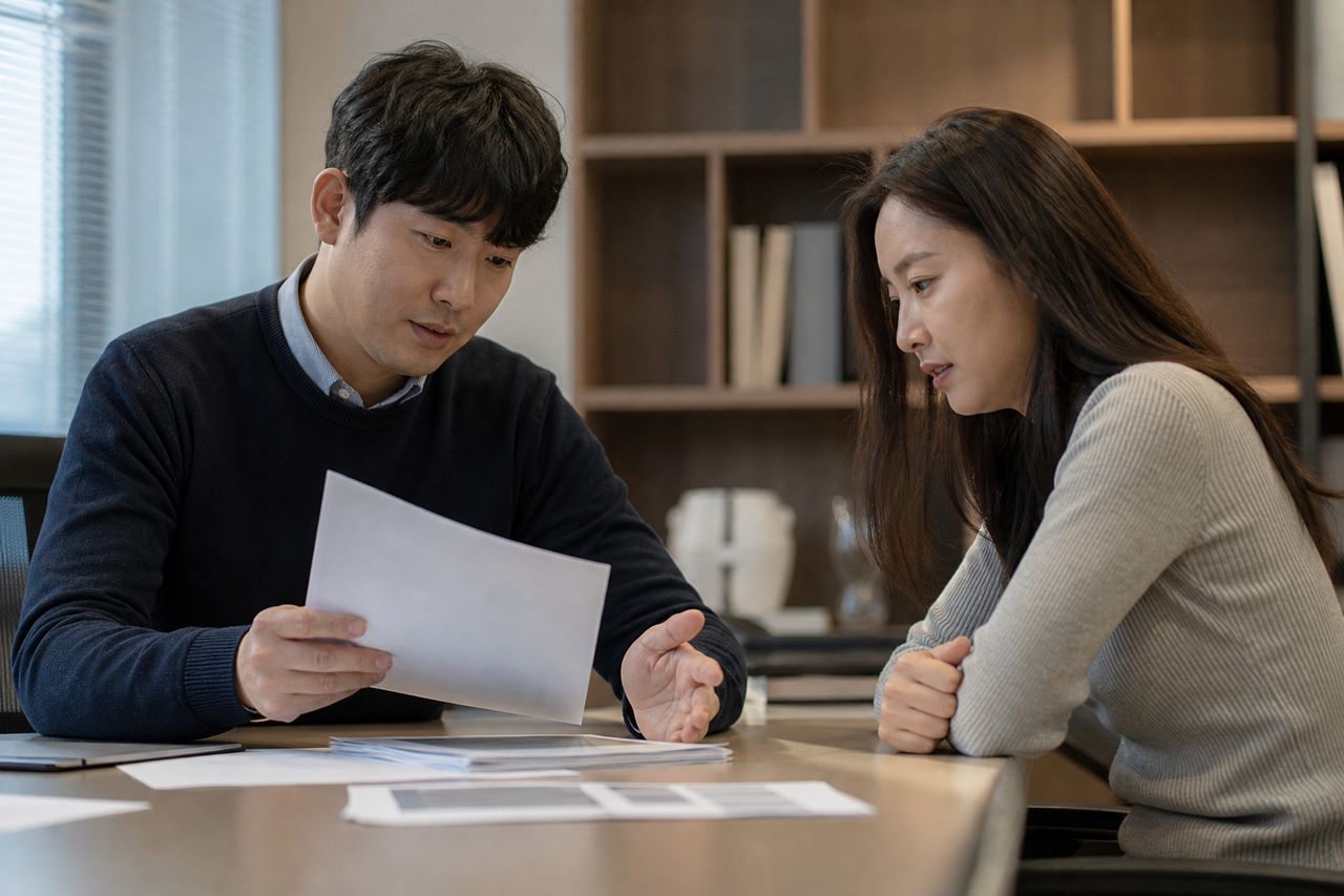보증채무 개인회생신청 관련 전문가 상담·서류 검토 장면