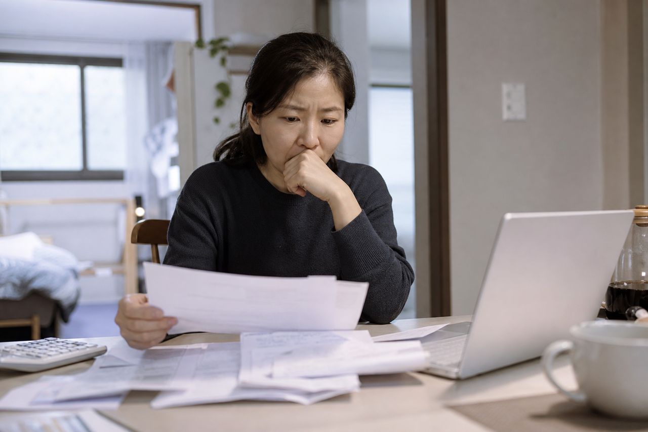 개인회생 면책신청 시기와 절차, 3년 변제 후 마지막 관문에서 챙길 것 관련 상황을 보여주는 이미지 — 서류를 검토하는 모습
