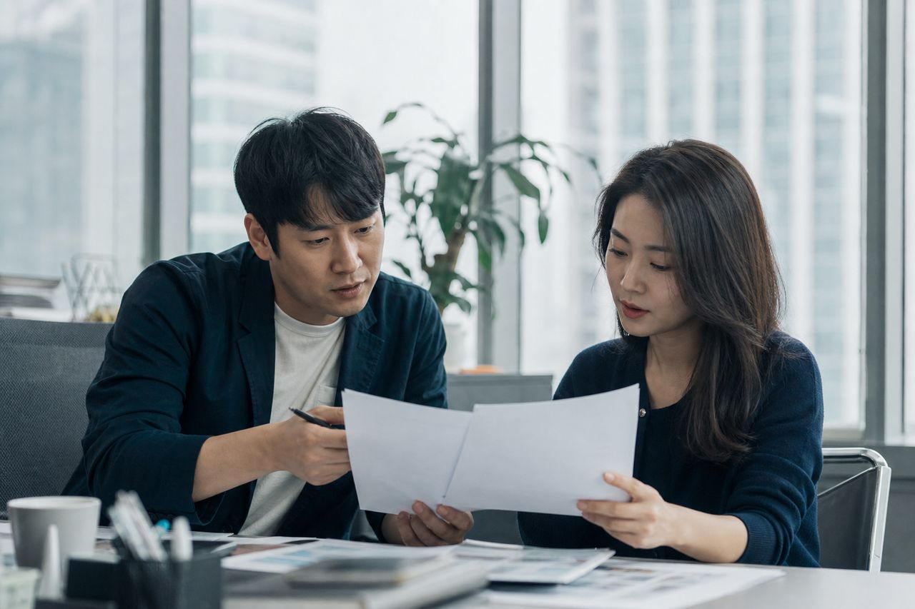 개인회생 개시결정이 나면 무엇이 달라지나요? 효력과 다음 일정 관련 전문가 상담·서류 검토 장면