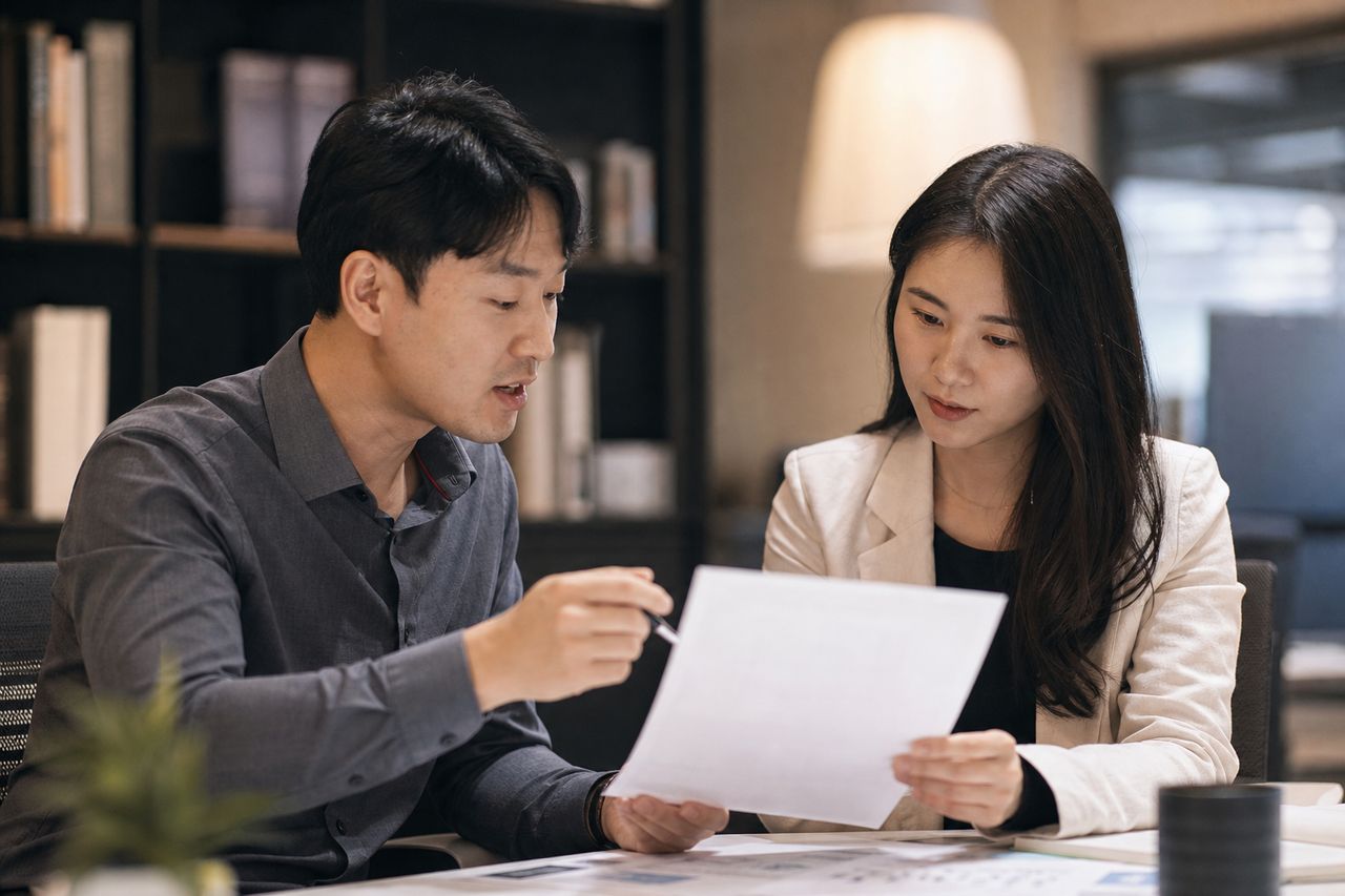 서울 직장인이 개인회생신청 성공사례 관련 전문가 상담·서류 검토 장면