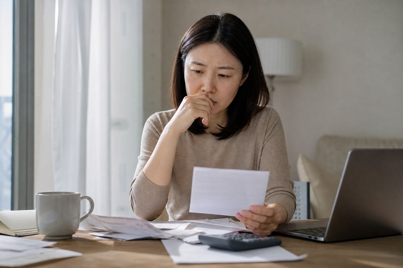 개인회생 신청하면 자동차·부동산은 무조건 뺏기나요? 관련 상황을 보여주는 이미지 — 서류를 검토하는 모습
