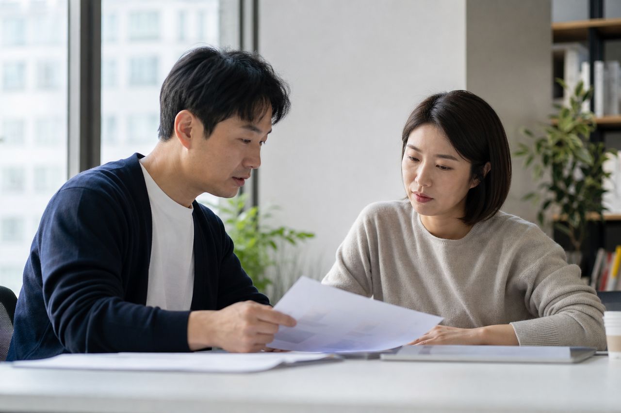 카드빚 5천만원, 개인회생 신청 전에 반드시 확인할 3가지 관련 전문가 상담·서류 검토 장면