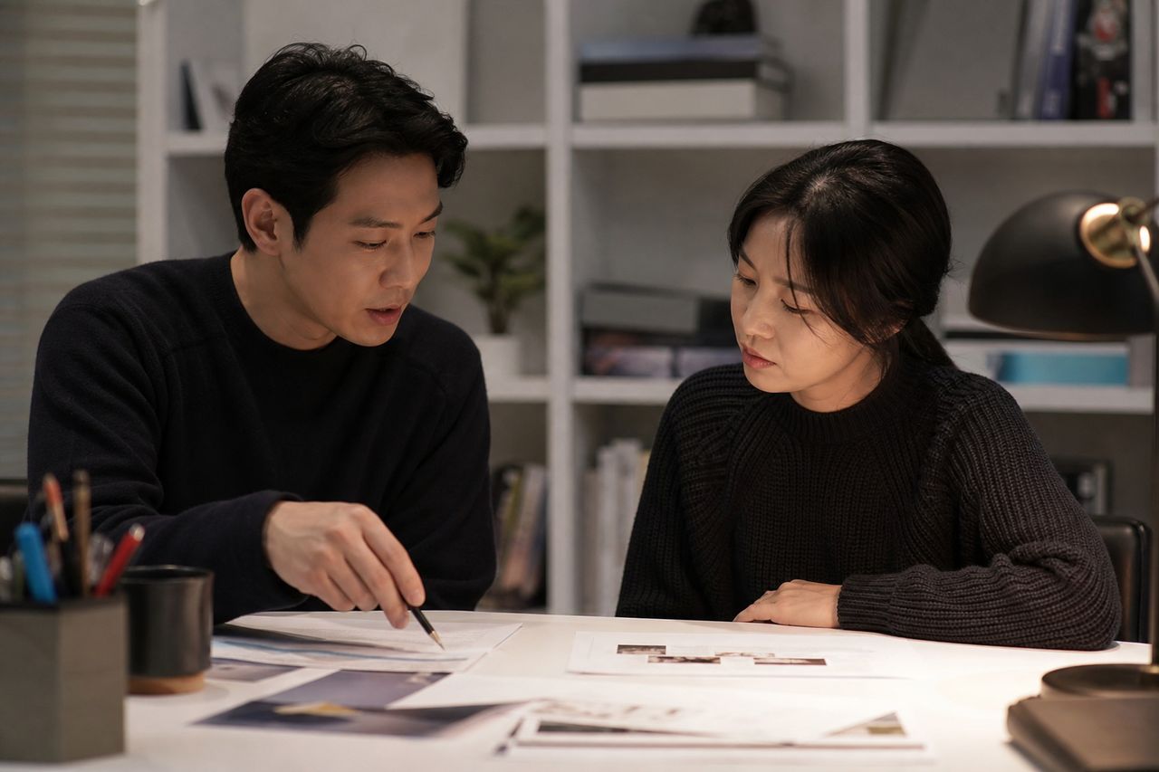 개인회생 진행 중 새로운 빚이 생겼다면? 추가 채무 발생 시 대처법 관련 전문가 상담·서류 검토 장면