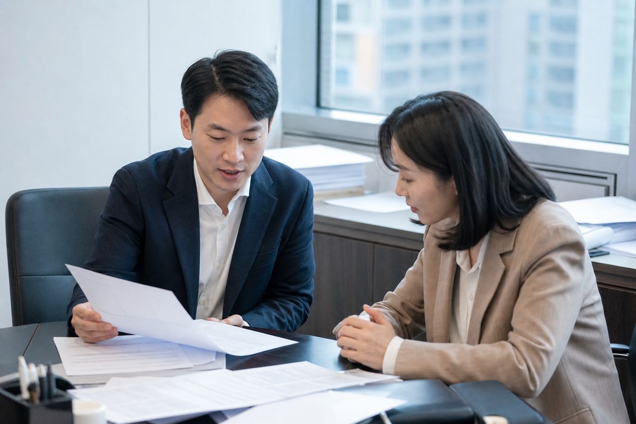 개인회생 분양권 중도금 및 잔금, '이것'으로 계약해지 가능 관련 전문가 상담·서류 검토 장면