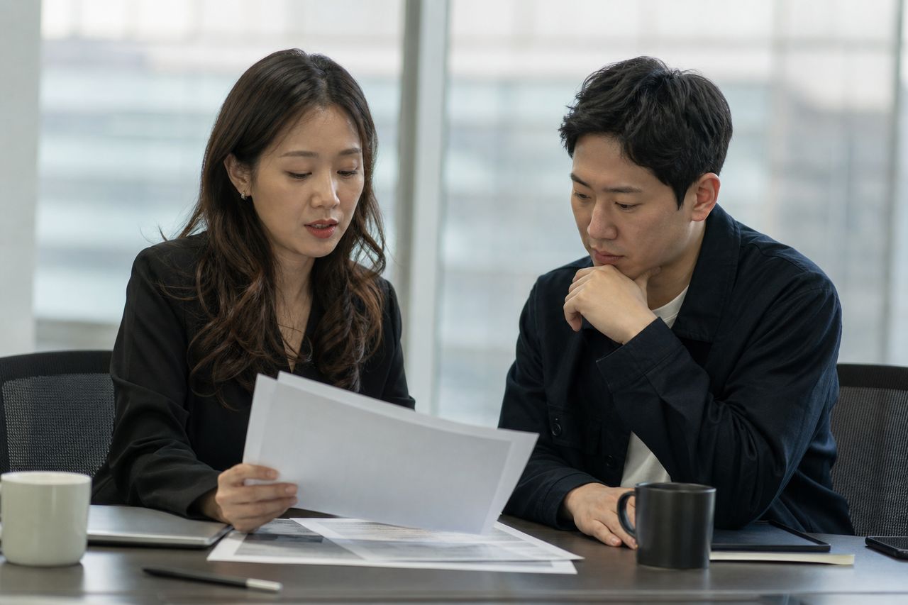 분양권, 분양계약 개인회생파산으로 해결 가능? 관련 전문가 상담·서류 검토 장면