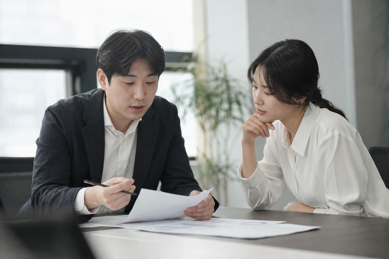 개인회생신청 관련 전문가 상담·서류 검토 장면