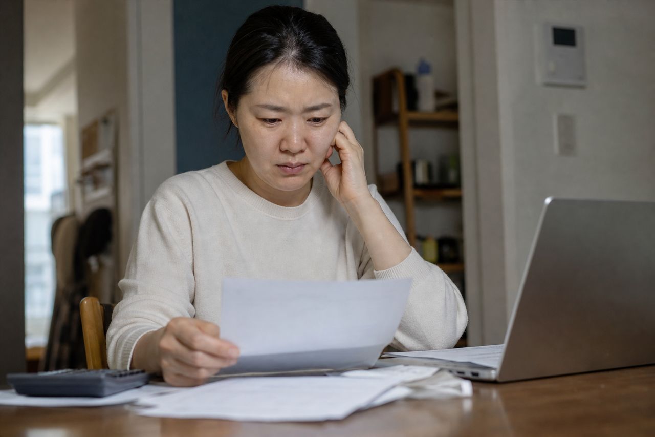 혼자 사는 40대, 상속받은 줄도 몰랐던 부모 채무 2억 — 개인회생업체 변호사 직접 상담 전 '상속포기 기간 초과' 상태에서 파산·회생 중 유리한 쪽 따지는 기준 관련 상황을 보여주는 이미지 — 서류를 검토하는 모습
