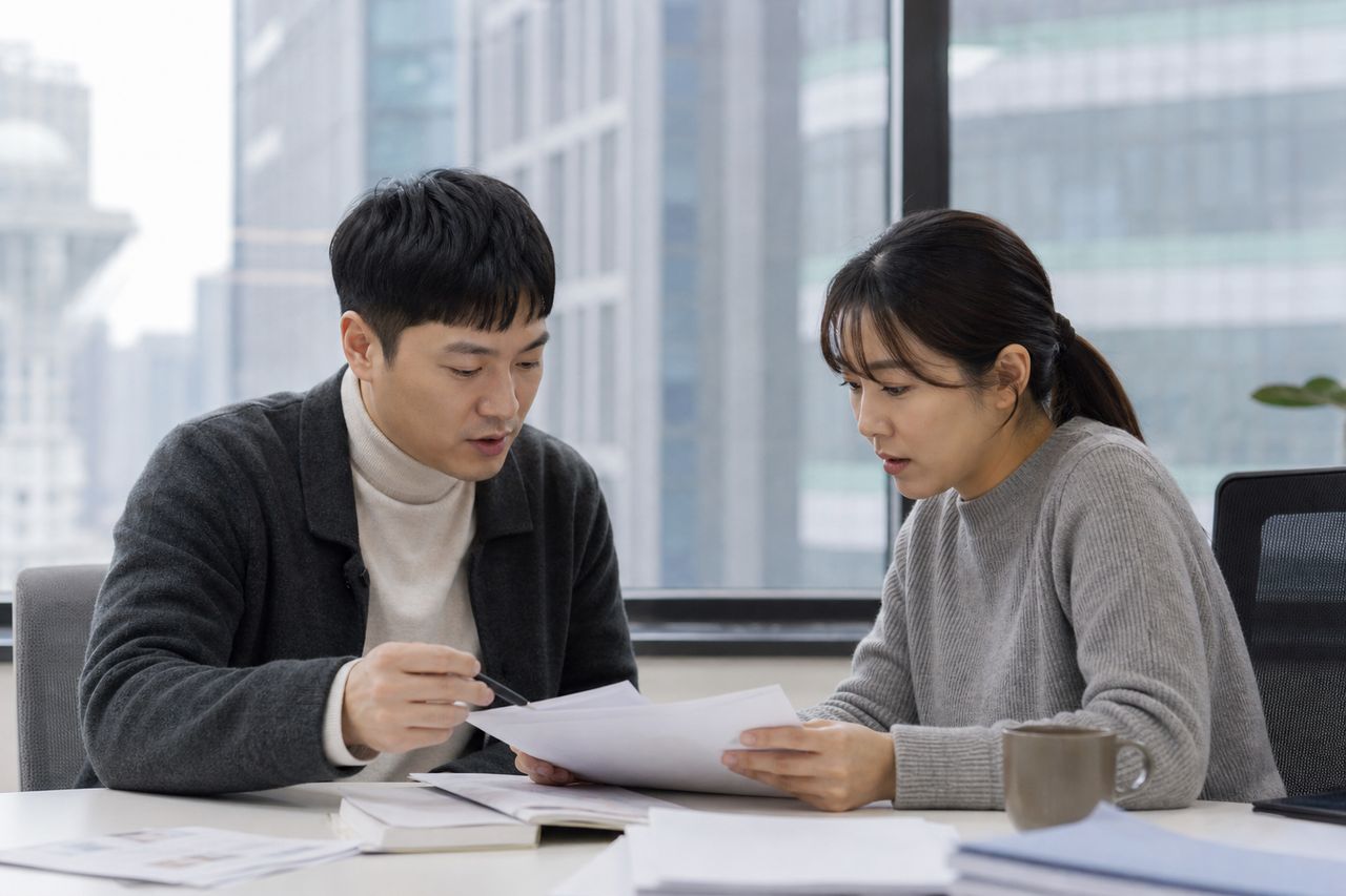 중도금 대출을 갚지 못할 때 개인회생이 가능한가요? 관련 전문가 상담·서류 검토 장면