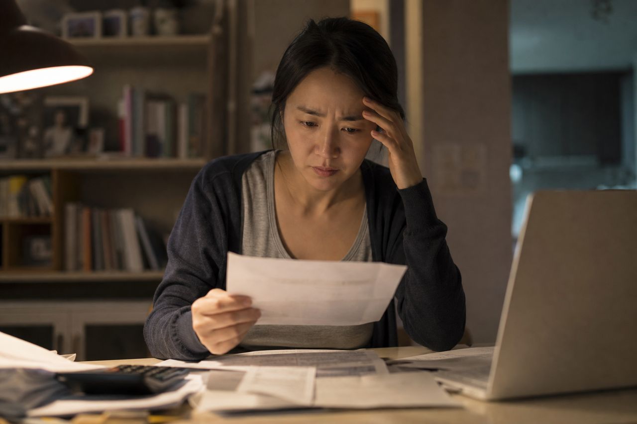 성과급 비중이 큰 직장인 개인회생, 월급과 상여를 어떻게 구분해 정리할까 관련 상황을 보여주는 이미지 — 서류를 검토하는 모습