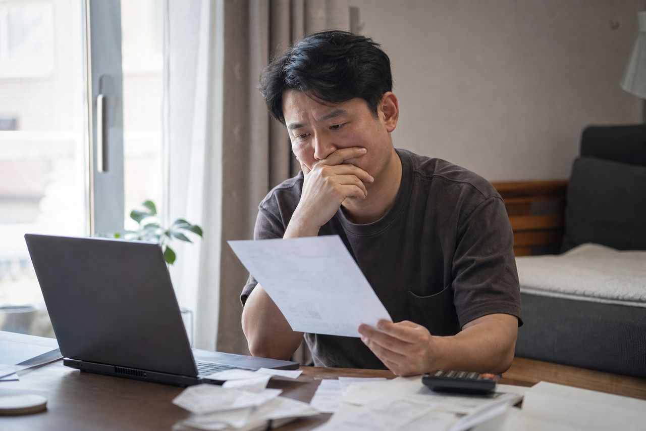 일용직 개인회생, 급여명세서가 부족할 때 소득 입증 방법 관련 상황을 보여주는 이미지 — 서류를 검토하는 모습